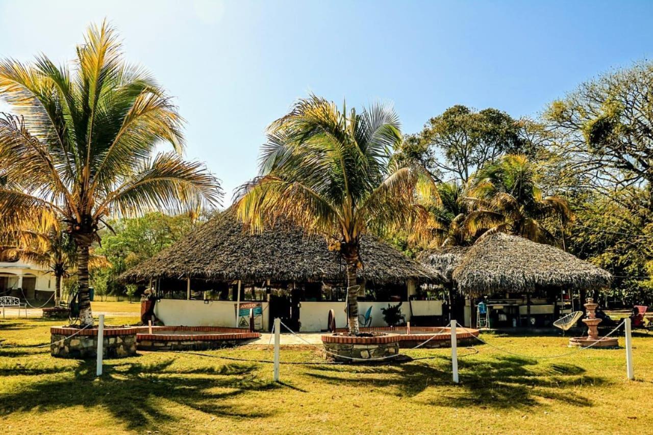 Hotel y Restaurante EL TEXANO Tamasopo Exterior foto